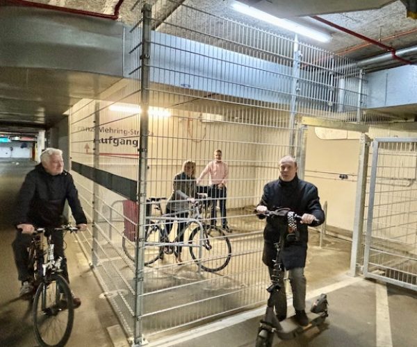 Am Eingang der Tiefgarage in Frankfurt (Oder) befindet sich eine neue Fahrradgarage, die einen sicheren, abgeschlossenen Unterstand und Lademöglichkeiten für mindestens 12 Fahrräder oder E-Scooter bietet. Allen Mitarbeitenden steht diese zur Verfügung.